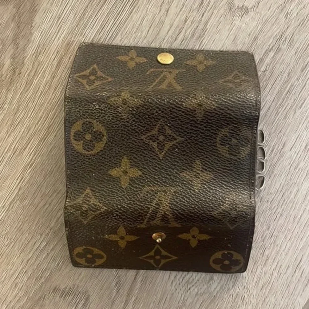 - Auc LV Monogram leather Key Holder
